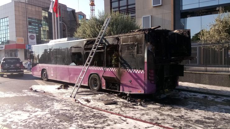 Üsküdar’da servisten çıkan belediye otobüsü alevlere teslim oldu