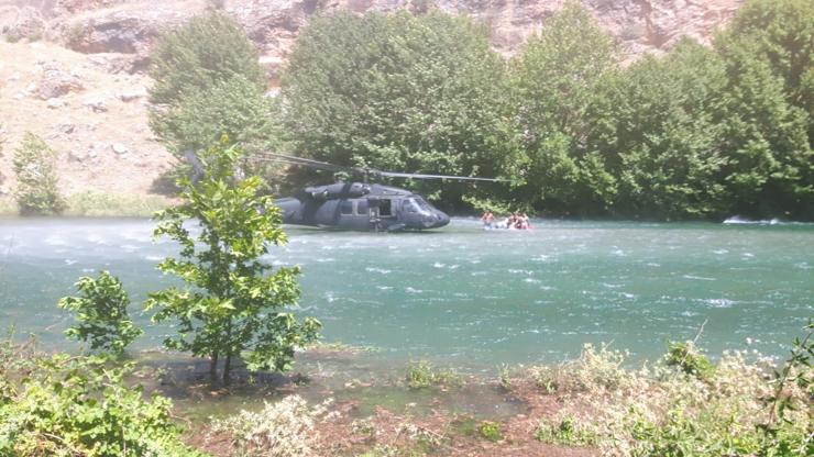 Dicle Nehrinde mahsur kaldılar, askeri helikopter kurtardı