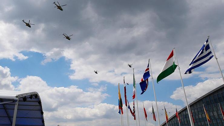 Türkiyenin Atak helikopterleri NATO Zirvesinde gösteriye katıldı