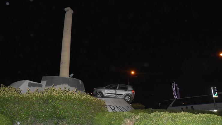 Aracın kontrolünü kaybetti, Smryna Anıtına çarptı