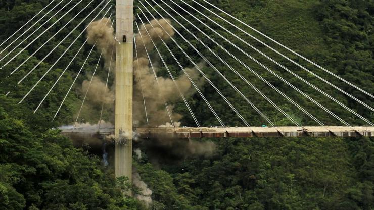 Kolombiyada 9 işçinin öldüğü asma köprü havaya uçuruldu