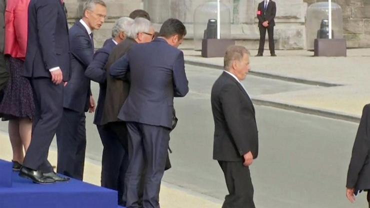 Juncker, NATO zirvesinde güçlükle ayakta durdu