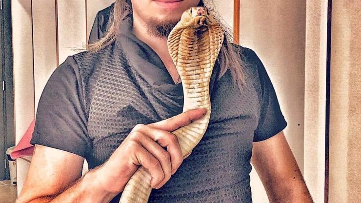 İllüzyonist Arefi kobra yılanı ısırdı