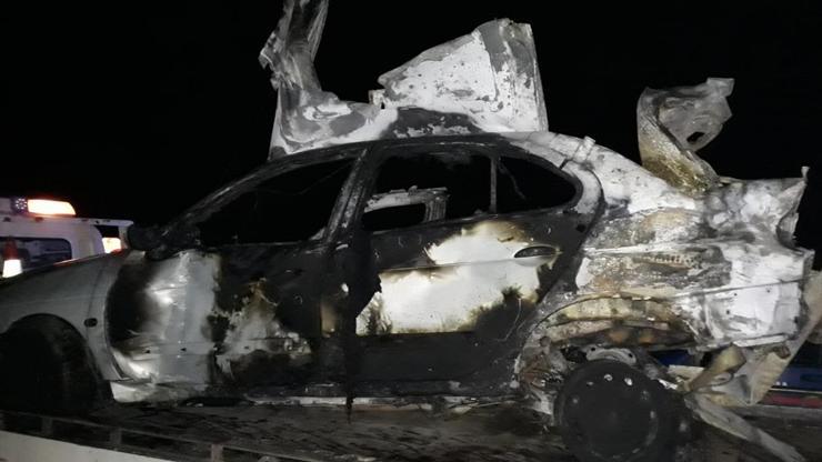 Bariyerlere çarpan otomobil yandı: 3 ölü