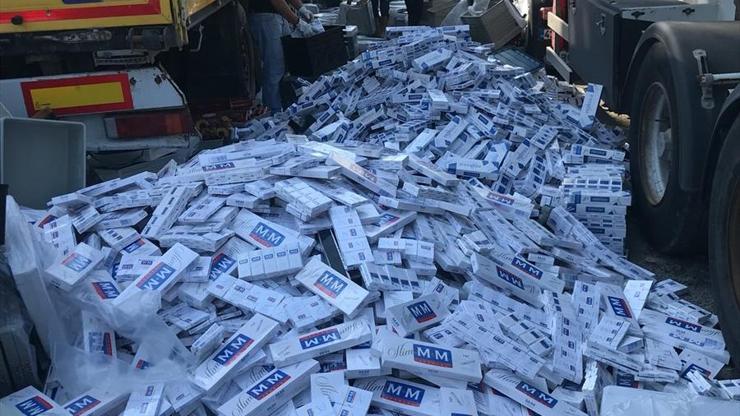 TIRdaki komodinlere 50 bin paket kaçak sigara gizlediler