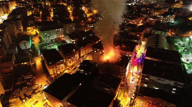 6 katlı binanın çatısı yandı, vatandaşlar cep telefonlarına sarıldı