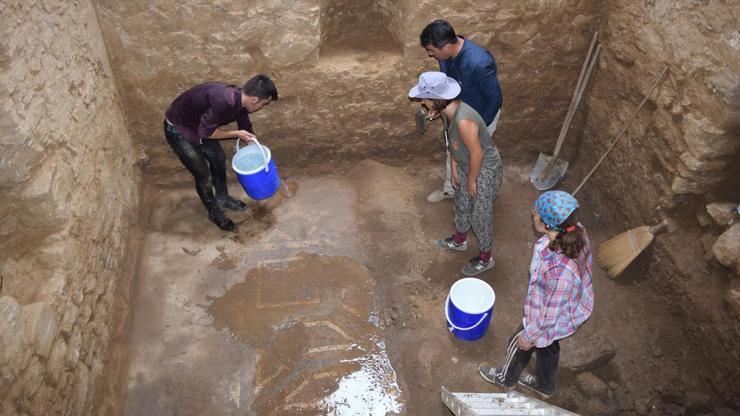 Gazipaşadaki antik kentte mozaik zemin bulundu