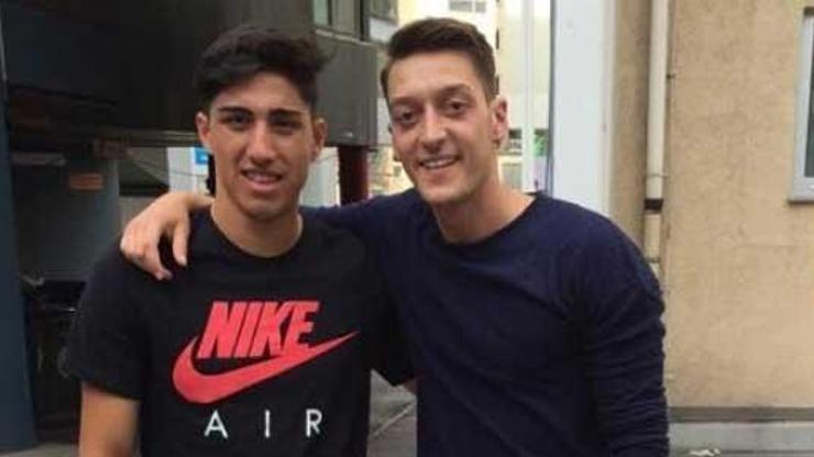 Milli futbolcu Berkay Özcandan Mesut Özile: Sen bizim idolümüzsün