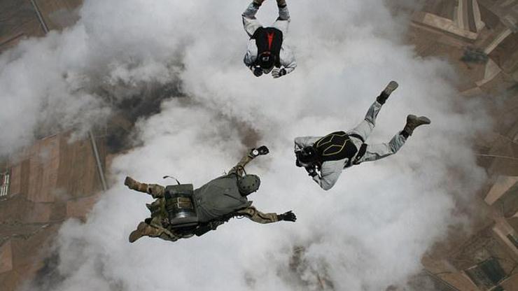 Özel Kuvvetler’den nefes kesen paraşüt eğitimi