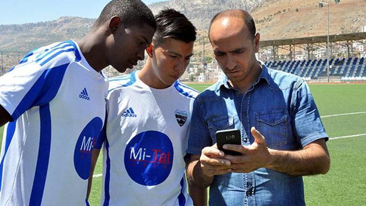 Diyarbakıra gelen Kolombiyalı futbolcularla Google Translatele iletişim