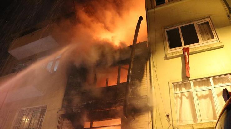 Beyoğlunda yangın: Ahşap bina kullanılamaz hale geldi