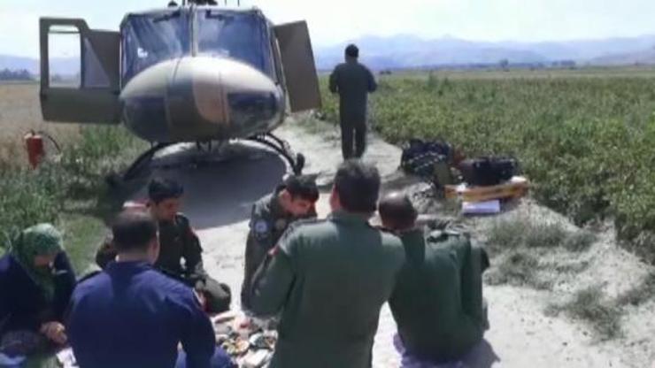 Zorunlu iniş yapan helikopterdeki askerlere köylüler yer sofrası kurdu