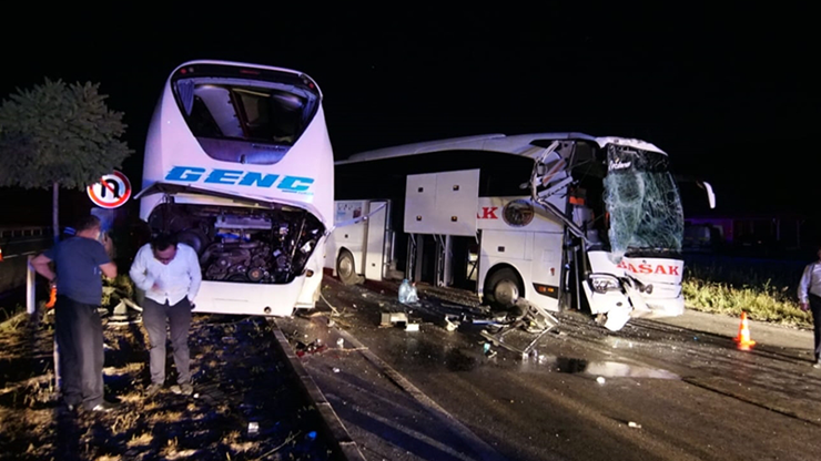 İki otobüs çarpıştı, 13 yaralı
