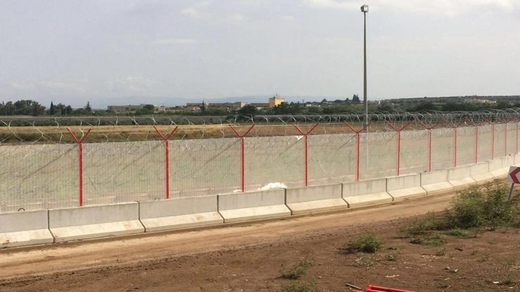 Kara sınırına modüler beton duvar ve tel