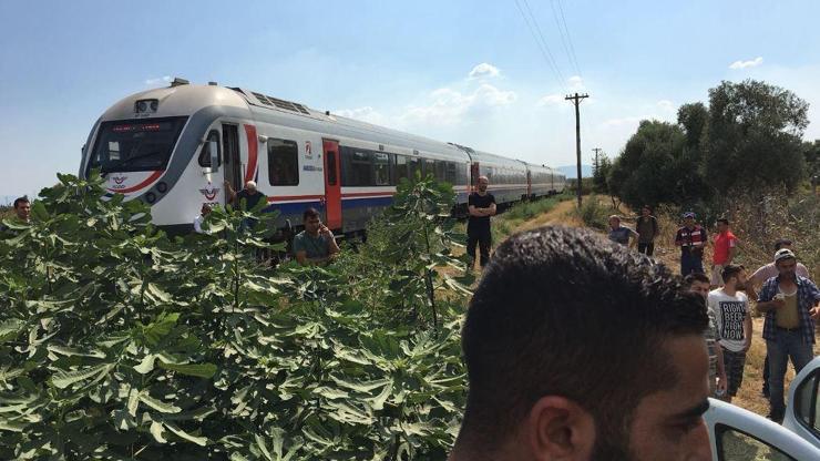 Yolcu treni Ödemişte otomobile çarptı: 2 yaralı