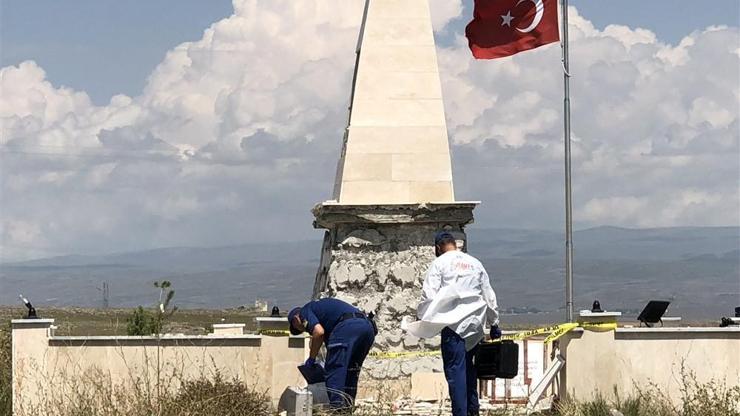 Karsta şehitler anıtına saldırı