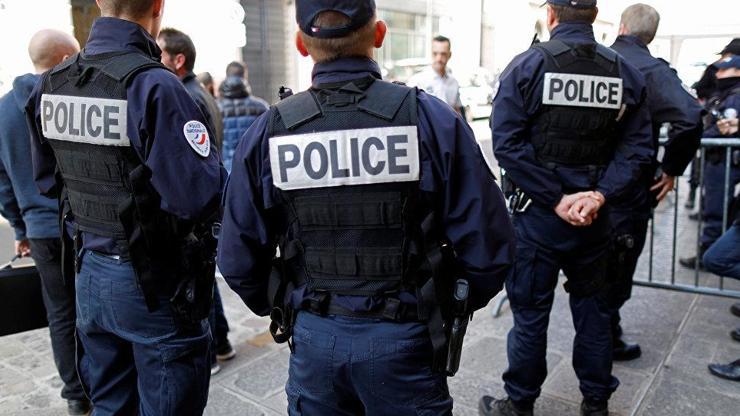 Fransada polis şiddeti: Bar sahibine ayağını öptürdü