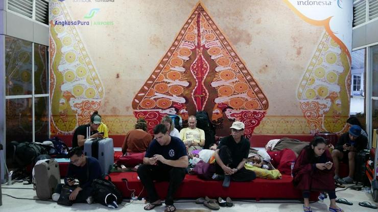 Endonezyadaki deprem sonrası turistler havalimanında sabahladı