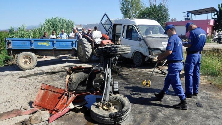 Manisadaki feci kazada traktör ikiye bölündü: 12 yaralı
