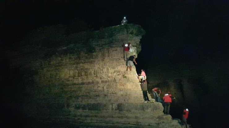 Denize atlamak için çıktı, kayalıkta mahsur kaldı