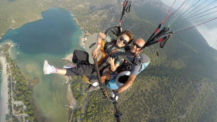 Paraşütle atlarken gitar çaldı, izlenme rekoru kırdı