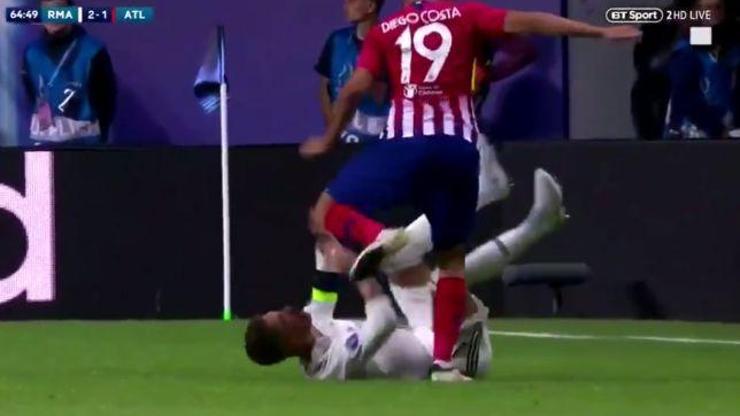 Diego Costa, Sergio Ramosun kafasına vurdu