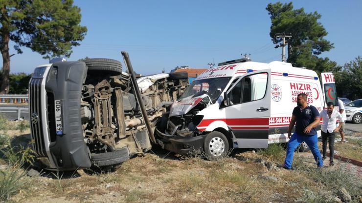 Ambulans ile tur minibüsü çarpıştı: 4ü turist 7 yaralı