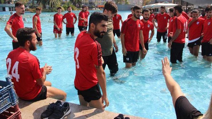 Aydınsporlu futbolcular süs havuzunda duş aldı