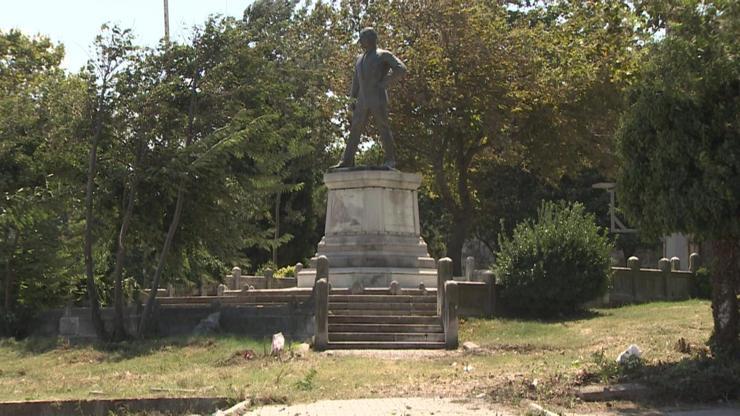 İlk Atatürk heykelinin çevresi açıldı