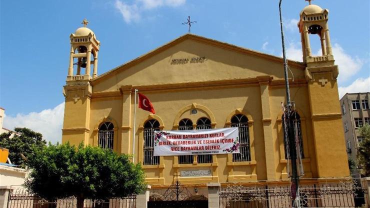 Hıristiyanlar Kurban Bayramı’nı kiliseye pankart asarak kutladı