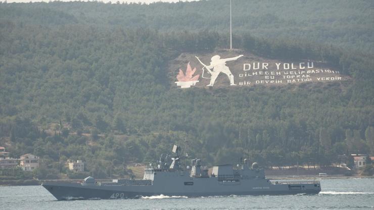 Rus askeri gemileri Çanakkale Boğazında