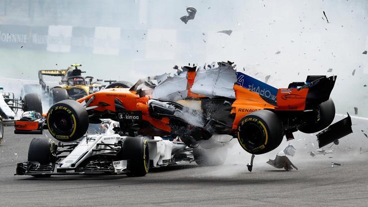 F1 Belçikada kaza: Alonso uçtu