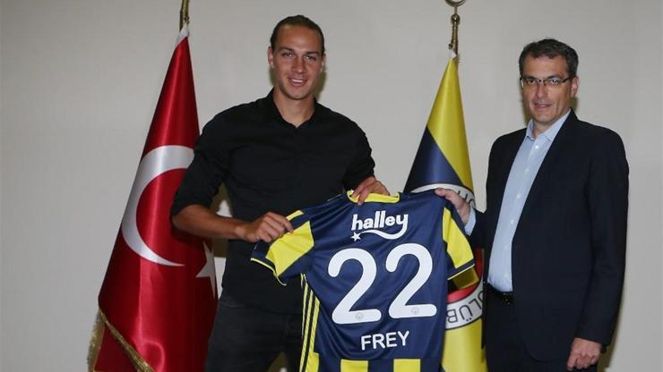 Fenerbahçede yeni transferlere imza töreni