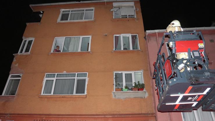 Fatihte yangın paniği: Camdan çıkıp çocuklarını kurtardı