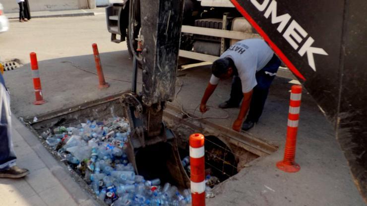 İnanılmaz manzara: Rögarlardan plastik şişe fışkırdı