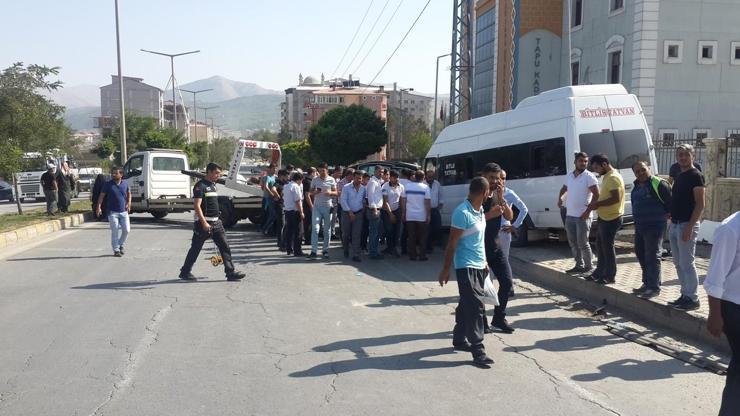 Yolcu minibüsü ile otomobil çarpıştı