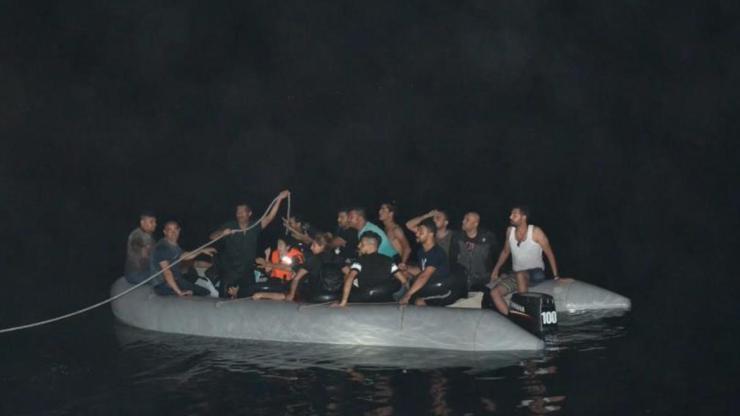 Lastik botta can pazarı: 25 göçmen kurtarıldı