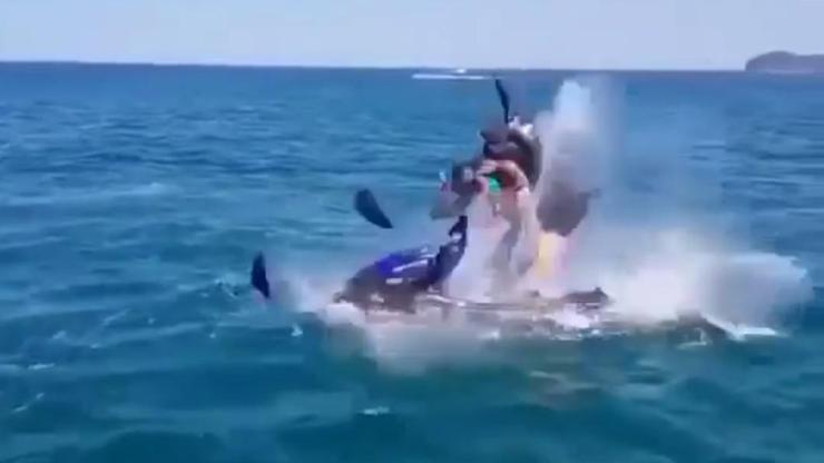 Jet-ski denizde bomba gibi patladı