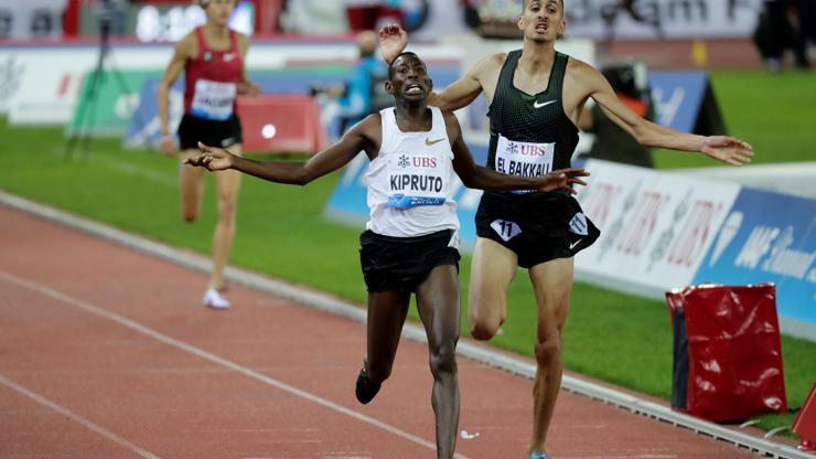 Kenyalı atlet tek ayakkabıyla birinci oldu