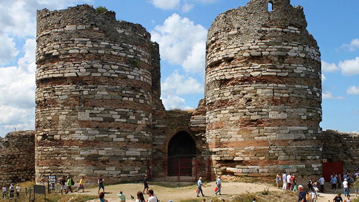 Tarihi Yoros kalesinin kazı deposu soyuldu
