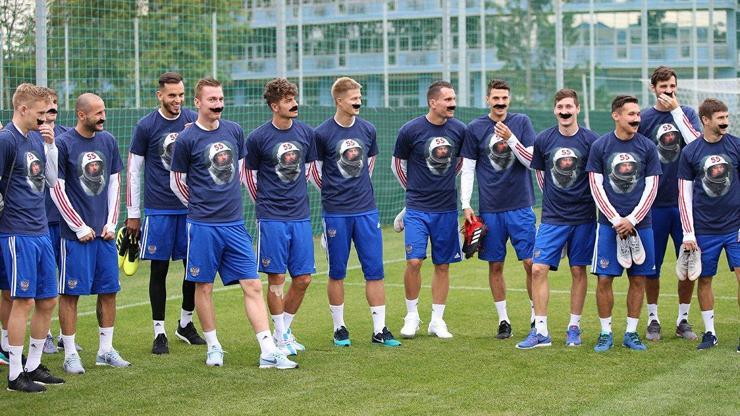 Rus futbolcular Cherchesovun doğum gününü böyle kutladı