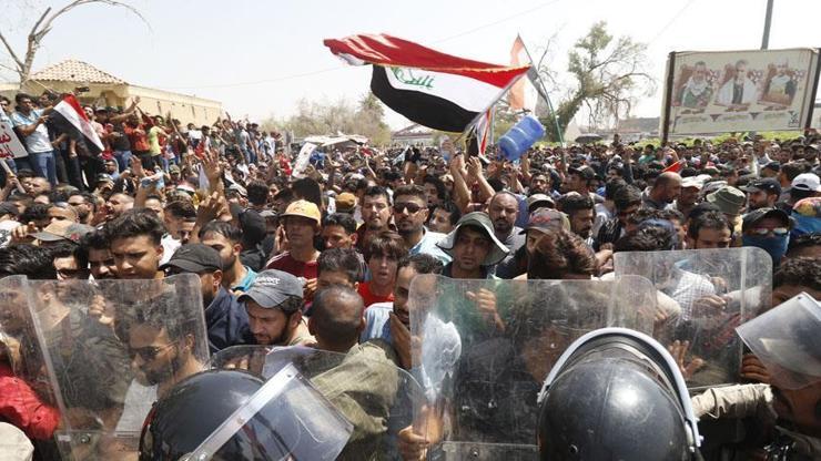 Basra’da göstericiler, Belediye binasını ateşe verdi