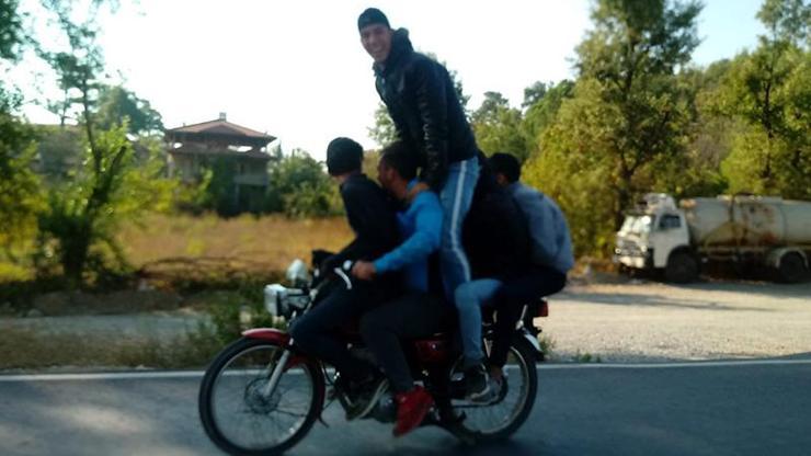 Motosiklete 5 kişi binip şehirler arası yolculuk yaptılar