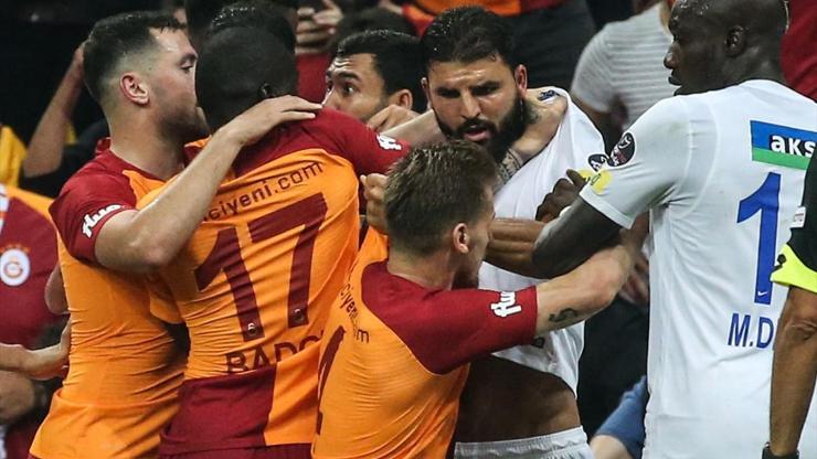 Galatasaray - Kasımpaşa maçında sahanın karıştığı an
