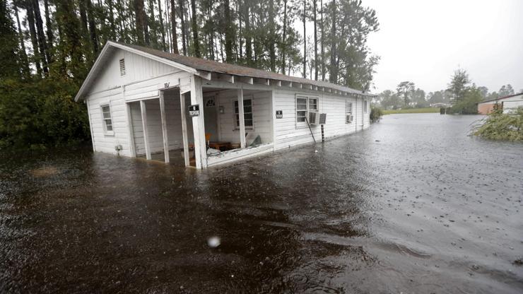 Florence Kasırgası can almaya devam ediyor