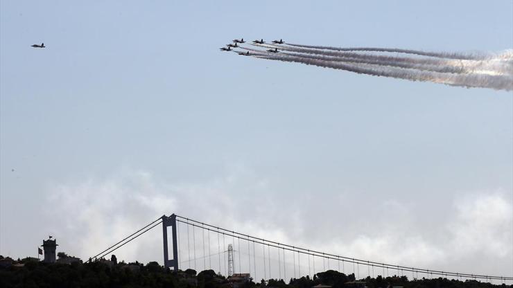 Türk Yıldızları İstanbul Boğazında nefes kesti