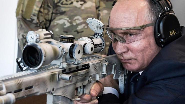Putin, keskin nişancı tüfeği ile 600 metreden hedefi vurdu