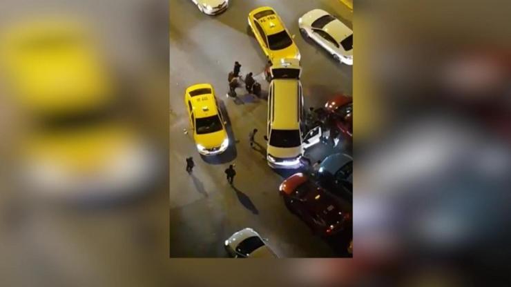 Taksiciler Uber aracına saldırdı