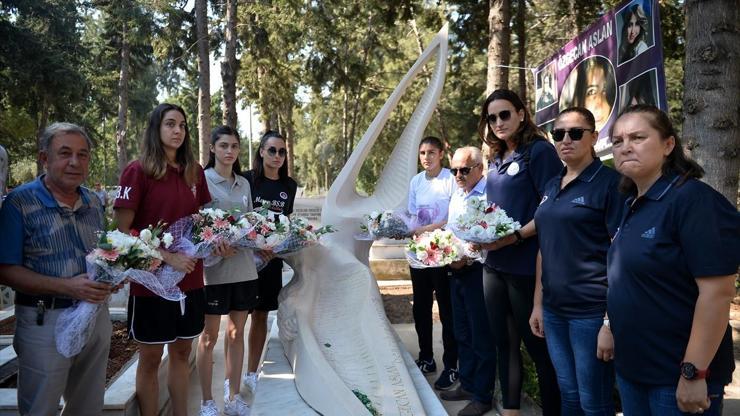 Basketbolcular Özgecan Aslanın mezarını ziyaret etti