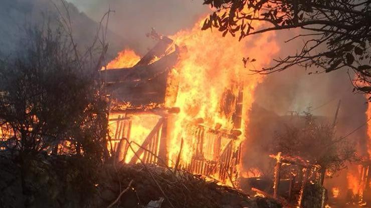 Kastamonuda meydana gelen yangında 9 ev yandı